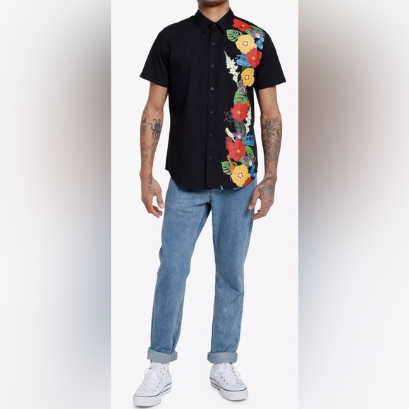 NWOT Our Universe Disney Jungle Cruise Tropical Woven Button-Up in Black- Size S - Picture 2 of 3